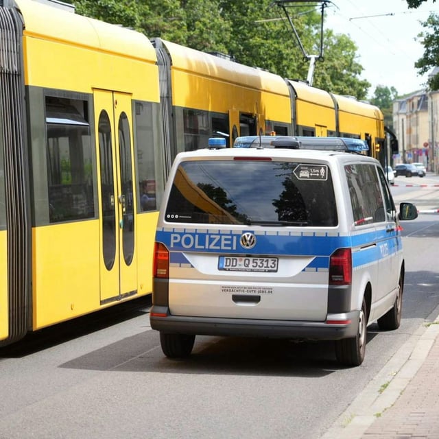 Die Polizei nahm einen Mann fest, der an der Auseinandersetzung in der Straßenbahn beteiligt gewesen sein soll. 