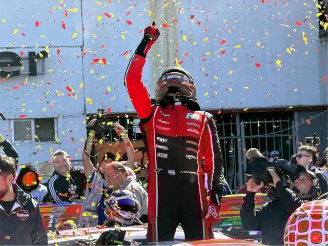 El festejo de Agustín Canapino por su triunfazo en el Turismo Carretera en Buenos Aires. Foto: Prensa ACTC