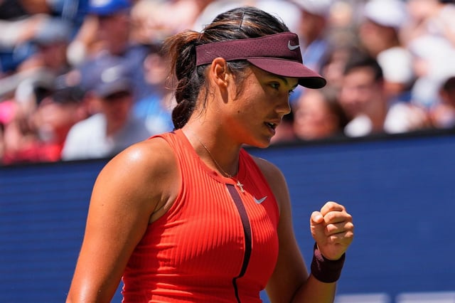 Emma Raducanu reacciona tras conseguir un punto ante Ena Shibahara durante la primera ronda del Abierto de Estados Unidos, el domingo 24 de agosto de 2025, en Nueva York. (AP Foto/Yuki Iwamura)