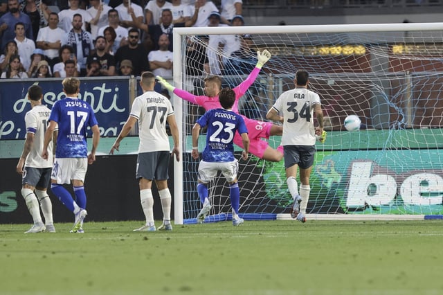 La pegada de Nico Paz para convertir un golazo de tiro libre en la victoria de Como ante Lazio
