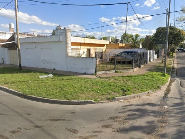 En calle 157 casi en el cruce con 13, en Berisso, una mujer de 86 años fue golpeada en su propia casa y se le llevaron una suma millonaria en efectivo. Foto: Maps