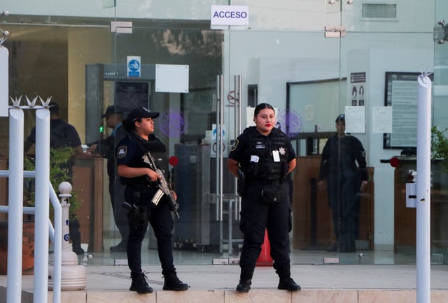 Police officers stand guard outside a courthouse as Mexican boxer Julio Cesar Chavez Jr. (not pictured) appears via videoconference following his deportation from the United States and transfer to a federal prison, following his arrest in the United States in July, after a warrant was issued in Mexico for alleged involvement in arms trafficking and organized crime, according to local media, in Hermosillo, Mexico, August 23, 2025. REUTERS/Alonso Castillo