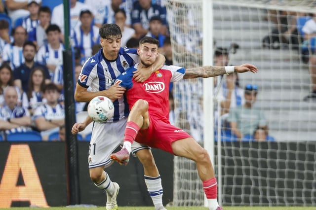 Jon Martín y Roberto pelean por un balón en el partido de este domingo.
