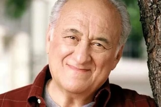 Jerry Adler trabajó en el detrás de escena de Broadway hasta que cerca de la jubilación empezó a actuar en cine y TV