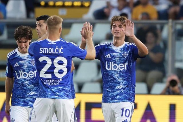 Nico Paz del Como celebra con sus compañeros tras anotar el segundo gol de su equipo en el encuentro ante la Lazio en la Serie A el domingo 24 de agosto del 2025. (Antonio Saia/LaPresse via AP)