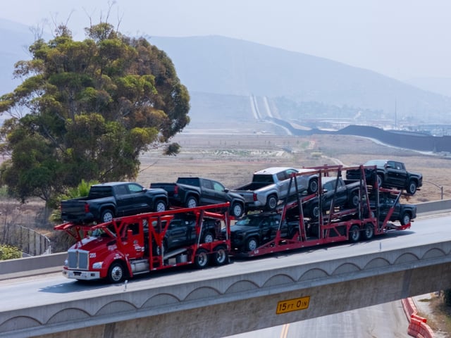 Una vista de dron muestra camionetas Toyota, fabricadas en Tijuana, México, cruzando un puente hacia Estados Unidos después de pasar por la aduana en la frontera de Otay Mesa en San Diego. Foto Reuters