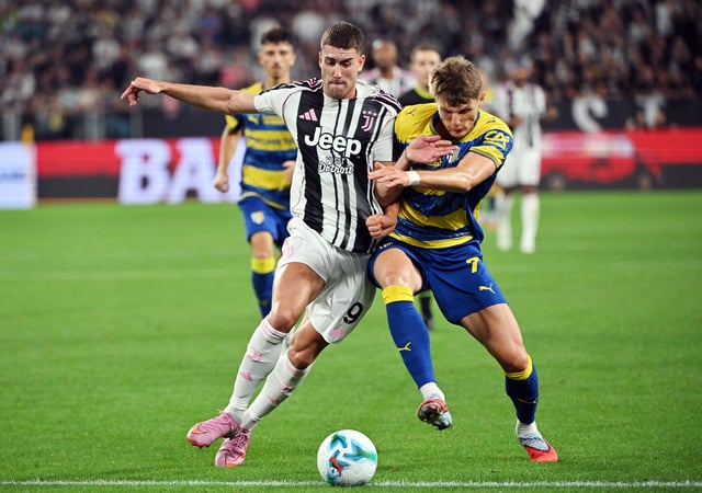 Soccer Football - Serie A - Juventus v Parma - Allianz Stadium, Turin, Italy - August 24, 2025 Juventus' Dusan Vlahovic in action with Parma's Adrian Benedyczak REUTERS/Alberto Lingria