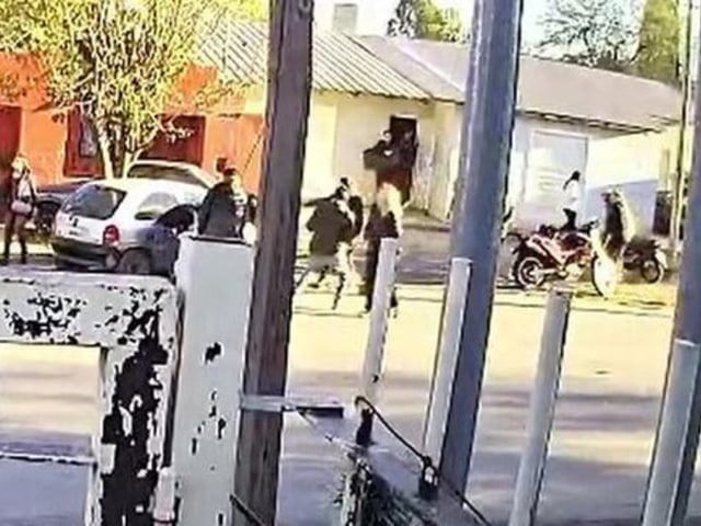 Tras una pelea en un after en Córdoba, uno de los involucrados  atropelló con su auto a otras personas en la puerta del lugar y dejó varios heridos.