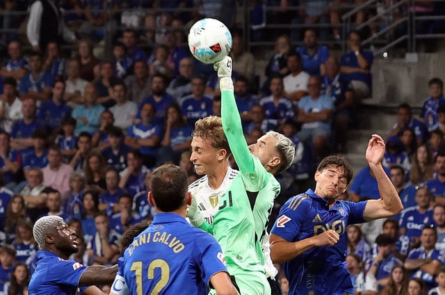 Soccer Football - LaLiga - Real Oviedo v Real Madrid - Estadio Carlos Tartiere, Oviedo, Spain - August 24, 2025 Real Madrid's Dean Huijsen attempts to head the ball as Real Oviedo's Aaron Escandell punches the ball away REUTERS/Pankra Nieto