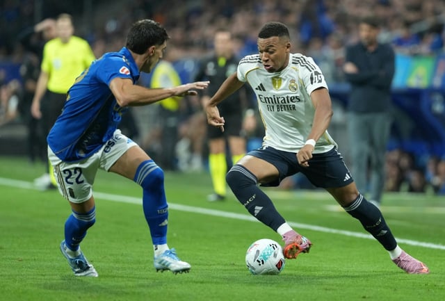 L'attaquant madrilène Kylian Mbappé au duel avec le défenseur Nacho Vidal lors du match de Liga entre le Real Madrid et Ovieda le 24 août 2025 à Oviedo