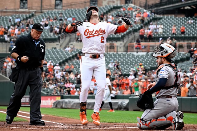 Gunnar Henderson (2) de los Orioles de Baltimore celebra su jonrón frente al receptor de los Astros de Houston, el dominicano Yainer Díaz, a la derecha, durante la primera entrada de un juego de béisbol, el domingo 24 de agosto de 2025, en Baltimore. (AP Photo/Nick Wass)