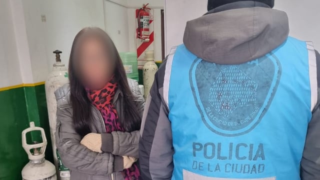 La Policía de la Ciudad de Buenos Aires desmanteló una red de atención médica ilegal tras la muerte de una mujer víctima de mala praxis.