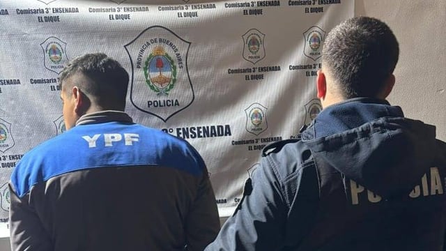 La policía detuvo a cuatro sospechosos por el ataque e incendio a una agencia de autos en Ensenada.