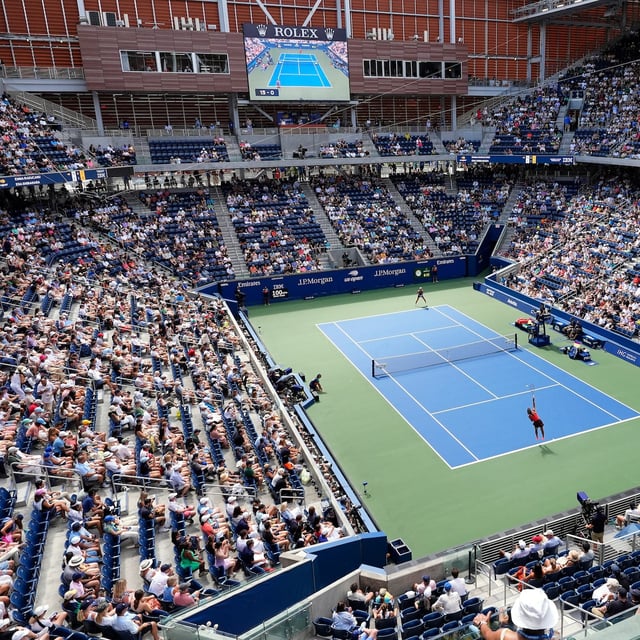 Emma Raducanu, of Great Britain, serves to Ena Shibahara, of Japan, during the first round of the US Open tennis championships, Sunday, Aug. 24, 2025, in New York. (AP Photo/Yuki Iwamura)
