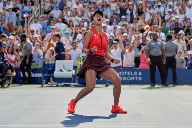 La filipina Alexandra Eala celebra su victoria ante Clara Tauson en la primera ronda del Abierto de Estados Unidos en Nueva York, el domingo 24 de agosto de 2025. (AP Foto/Seth Wenig)