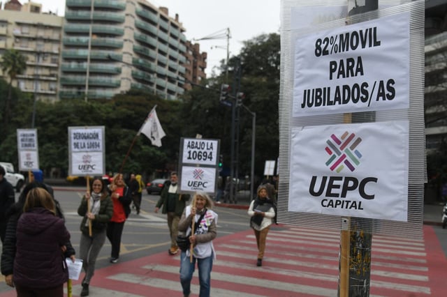 El gremio de los docentes, UEPC, marchando hacia hacia el Patio Olmos. (Ramiro Pereyra / La Voz)