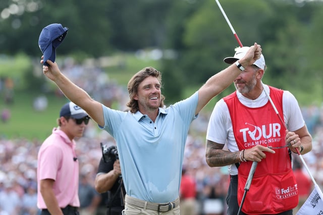 Tommy Fleetwood festeja en el hoyo 18 de East Lake: su primer triunfo en el PGA Tour ya es una realidad