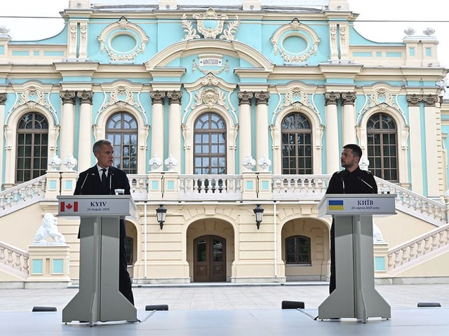  Ukrainian President Volodymyr Zelenskyy (R) and Canadian Prime Minister Mark Carney give a press-conference following talks at Mariinskyi Palace in Kyiv on Aug. 24, 2025, amid the Russian invasion in Ukraine. Mark Carney arrived in Kyiv on Aug. 24, 2025 to mark Ukrainian independence day as world leaders push for an end to the war between Ukraine and Russia.