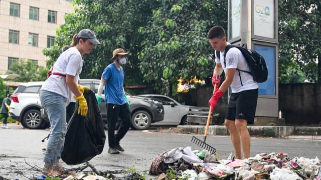 Volunteers of Let's Clean Gurugram cleaning the area on MG Road near Guru Dronacharya Metro Station on Sunday. (Parveen Kumar/HT Photo)