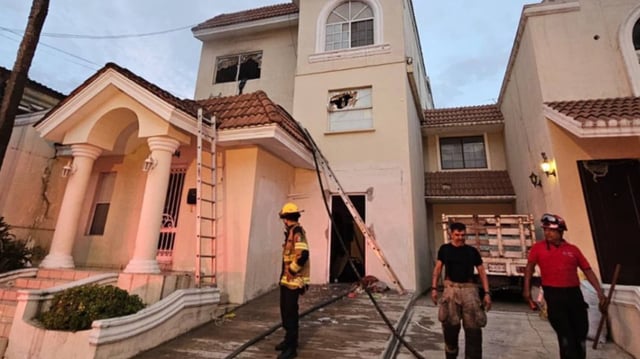 Al llegar al inmueble, los cuerpos de rescate lograron evacuar a diez personas que se encontraban dentro de las instalaciones.  Foto: Especial redes.