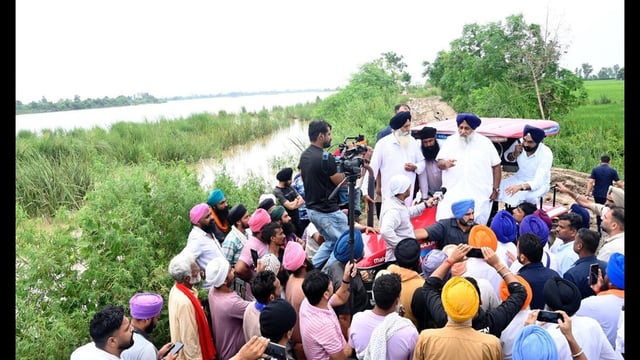 Shiromani Akali Dal (SAD) president Sukhbir Singh Badal visited flood-affected areas in Kapurthala’s Sultanpur Lodhi on Sunday. (HT Photo)