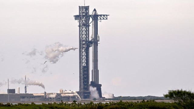 A SpaceX Super Heavy booster carrying the Starship spacecraft vents before the launch is scrubbed to allow for troubleshooting of a ground issue at the company's launch complex in Starbase, Texas, U.S., August 24, 2025. REUTERS/Steve Nesius