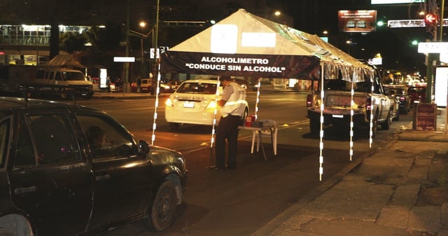 Policías de la CdMx detuvieron a dos presuntos secuestradores en un punto de revisión del alcoholímetro. Foto: Cuartoscuro