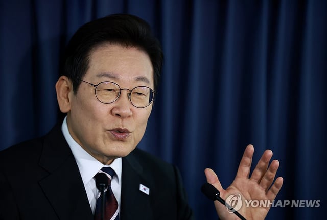 President Lee Jae Myung (R) speaks during a meeting with reporters aboard the presidential jet flying from Tokyo to Washington on Aug. 24, 2025, for his summit with U.S. President Donald Trump. (Yonhap)