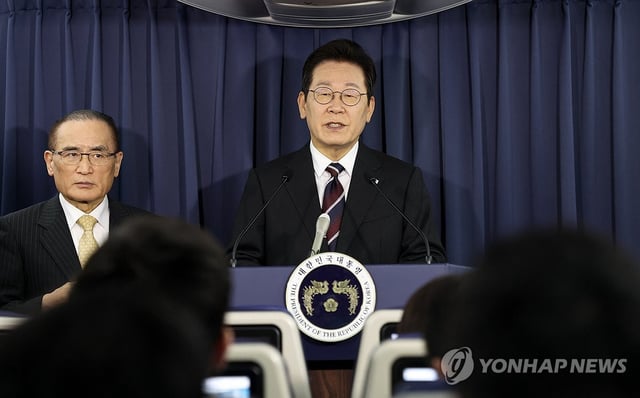 President Lee Jae Myung (R) speaks during a meeting with reporters aboard the presidential jet flying from Tokyo to Washington on Aug. 24, 2025, for his summit with U.S. President Donald Trump. (Yonhap)