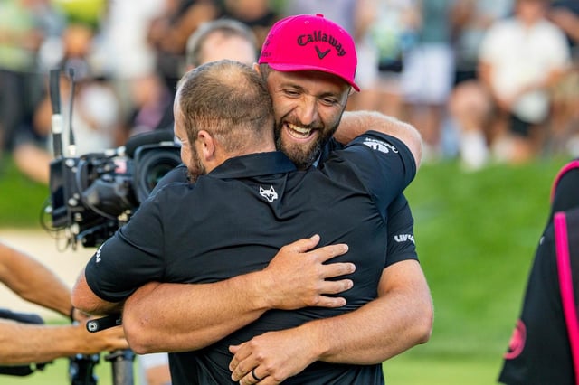 Jon Rahm, derecha, capitán del equipo Champions, y Tyrrell Hatton, izquierda, ambos de Legion XIII, celebran en el green del hoyo 18 después de la última ronda del Campeonato por Equipos del LIV Golfen el campo The Cardinal en Saint John's, Michigan, el domingo 24 dea gosto de 2025, en Plymouth, Michigan. (Scott Taetsch/LIV Golf vía AP)