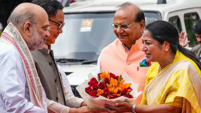 New Delhi: Union Home Minister Amit Shah and Union Minister of Parliamentary Affairs Kiren Rijiju being welcomed by Delhi Lt. Governor VK Saxena and Chief Minister Rekha Gupta upon their arrival for the inauguration of All India Speakers' Conference at the Delhi Legislative Assembly, in New Delhi, Sunday.