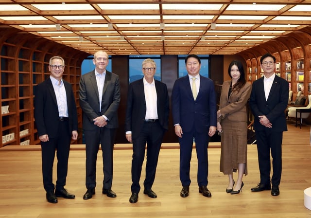 SK Group Chairman Chey Tae-won (3rd from R), poses for a photo with TerraPower Chairman Bill Gates (3rd from L), along with Chey Yoon-chung, head of business development at SK Biopharmaceuticals Co. (2nd from L), during their meeting in Seoul on Aug. 21, 2025, in this photo released by SK Group on Aug. 25. (PHOTO NOT FOR SALE) (Yonhap)