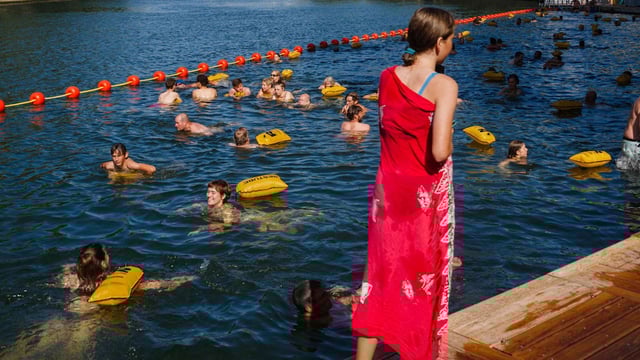 Nach 100 Jahren dürfen Menschen wieder in der Seine schwimmen. Die Andrang ist riesig.
