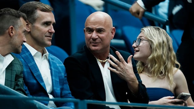 Andre Agassi besuchte die US Open und wurde für seine Stiftung geehrt, Djokovic kämpfte körperlich.
