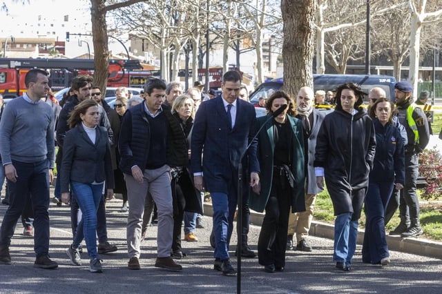 Vicent Mompó, Pilar Bernabé, Carlos Mazón, Pedro Sánchez, María José Catalá y Diana Morant, tras el incendio de Campanar.