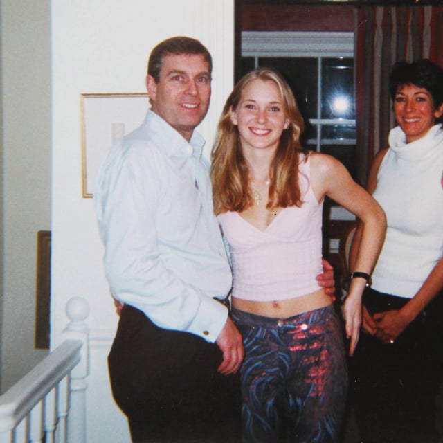 Prinz Andrew und Virginia Giuffre (damals 17). Das Foto entstand 2001.