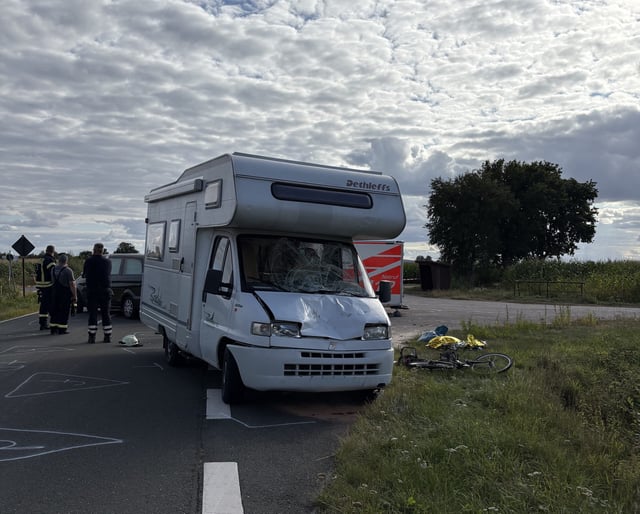 Ein 75 Jahre alter Radfahrer ist in Wagenfeld mit einem Wohnmobil zusammengestoßen und tödlich verletzt worden.