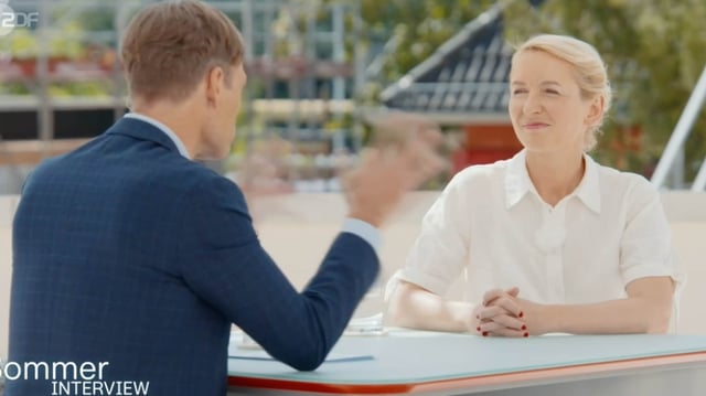 ZDF-Journalist Wulf Schmiede hat Ines Schwerdtner in Berlin-Lichtenhagen zum Gespräch getroffen