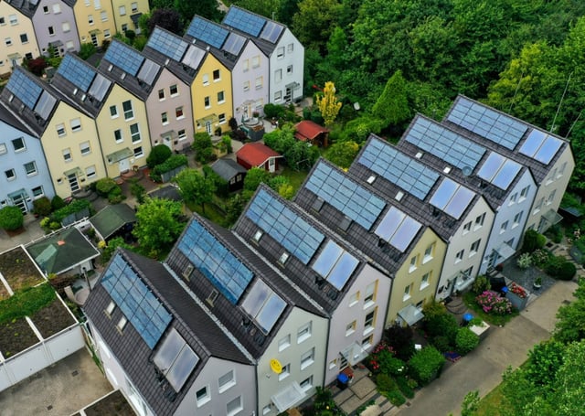 Die Grünen-Fraktion im Bundestag fordert, die staatliche Förderung privater Solaranlagen zu erhalten. Jede neue Solaranlage im Land müsse ein Recht auf Förderung haben.