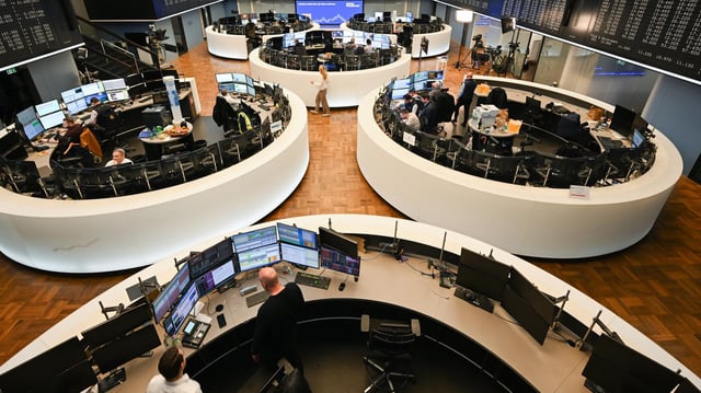 Börsenhändler arbeiten im Handelssaal der Frankfurter Wertpapierbörse (Archivbild)