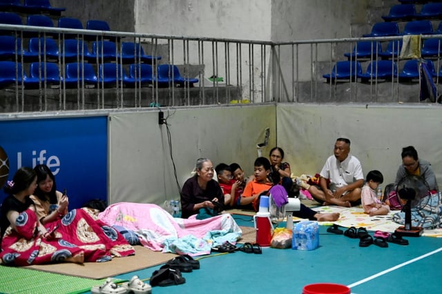Des habitants abrités dans un gymnase à Vinh, ville côtière de la province de Nghe An, avant l'arrivée du typhon Kajiki, le 25 août 2025 au Vietnam