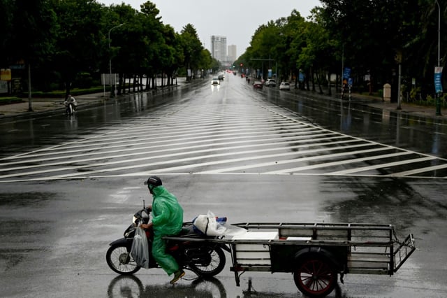 Une rue presque déserte à Vinh, ville côtière de la province de Nghe An, avant l'arrivée du typhon Kajiki, le 25 août 2025 au Vietnam