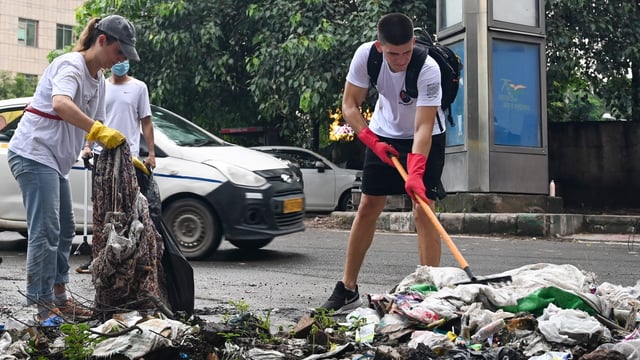 Serbian citizen Lazar further informed that he started the cleanliness drive ten days ago and has been part of small cleanups all across India.