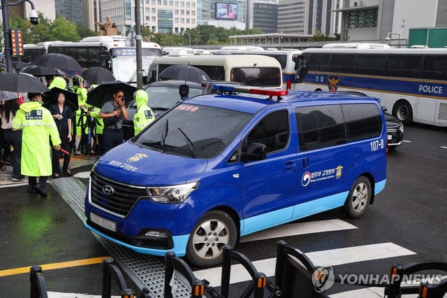A justice ministry vehicle carrying jailed former first lady Kim Keon Hee enters the building housing the office of special counsel Min Joong-ki's team in Seoul on Aug. 25, 2025. (Pool photo) (Yonhap)