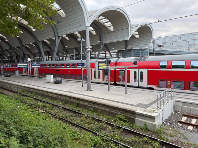 Stillstand am Kieler Hauptbahnhof: Nach einem Oberleitungsschaden ist der Strom ausgefallen.
