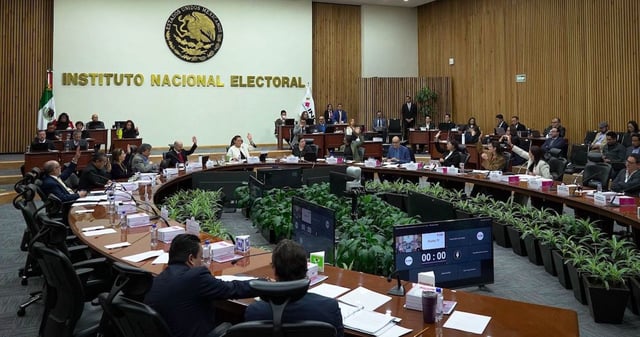 Los gastos en servicios personas  de la Presidencia, consejeros y consejeras electorales, así como de la Secretaría Ejecutiva del INE superan los 4 mil millones de pesos. Foto: Rogelio Morales, Cuartoscuro.
