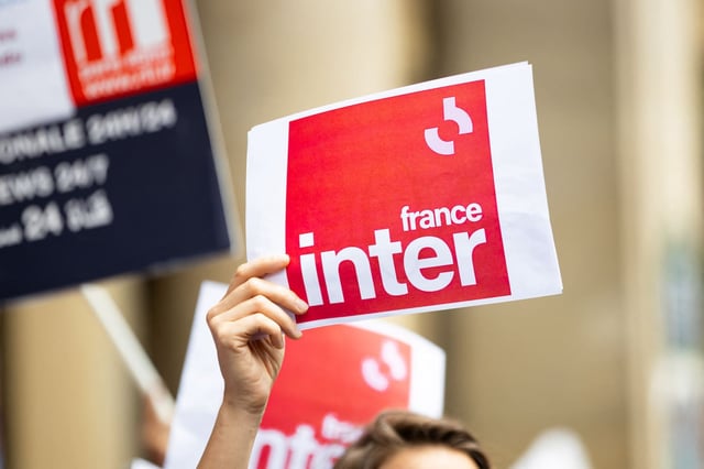 Lors d'une manifestation contre le projet du gouvernement de fusionner Radio France et France Télévisions, le 23 mai 2024 à Paris.
