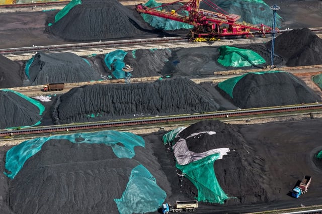 Un parc à charbon au bord du fleuve Yangtze à Nanjing, dans la province orientale du Jiangsu, le 22 juillet 2025 en Chine