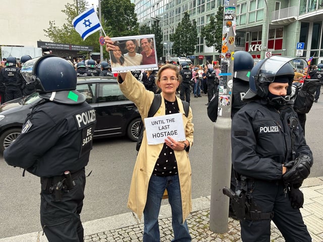 FDP-Politikerin Karoline Preisler demonstriert für die Freilassung der Hamas-Geiseln
