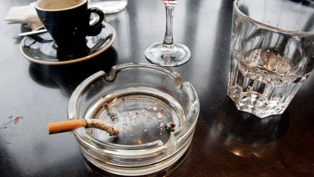 People trying to quit smoking should not reach for e-cigarettes or vapes as their first choice to butt out, a new Canadian guideline says.